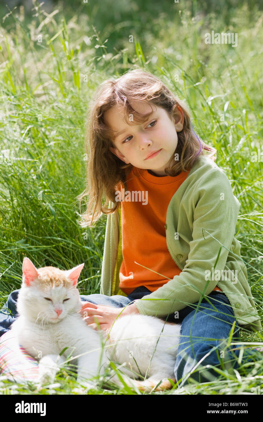 Un Niño Y Una Niña Con Un Gato Y Una Fotos e Imágenes de stock - Alamy