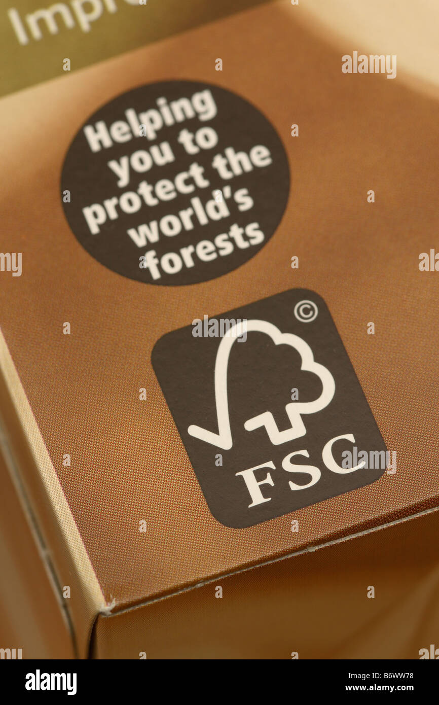 FSC, Forest Stewardship Council el logotipo que se muestran en un cuadro de papel tejidos promover la gestión responsable de los bosques del mundo. Foto de stock