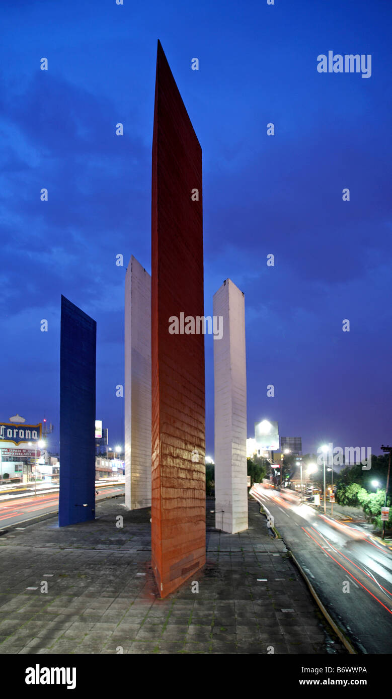 México, Ciudad de México. Las Torres de satélite (Satelite Torres) son  esculturas urbanas ubicado en Ciudad Satélite (Ciudad Satélite Fotografía  de stock - Alamy