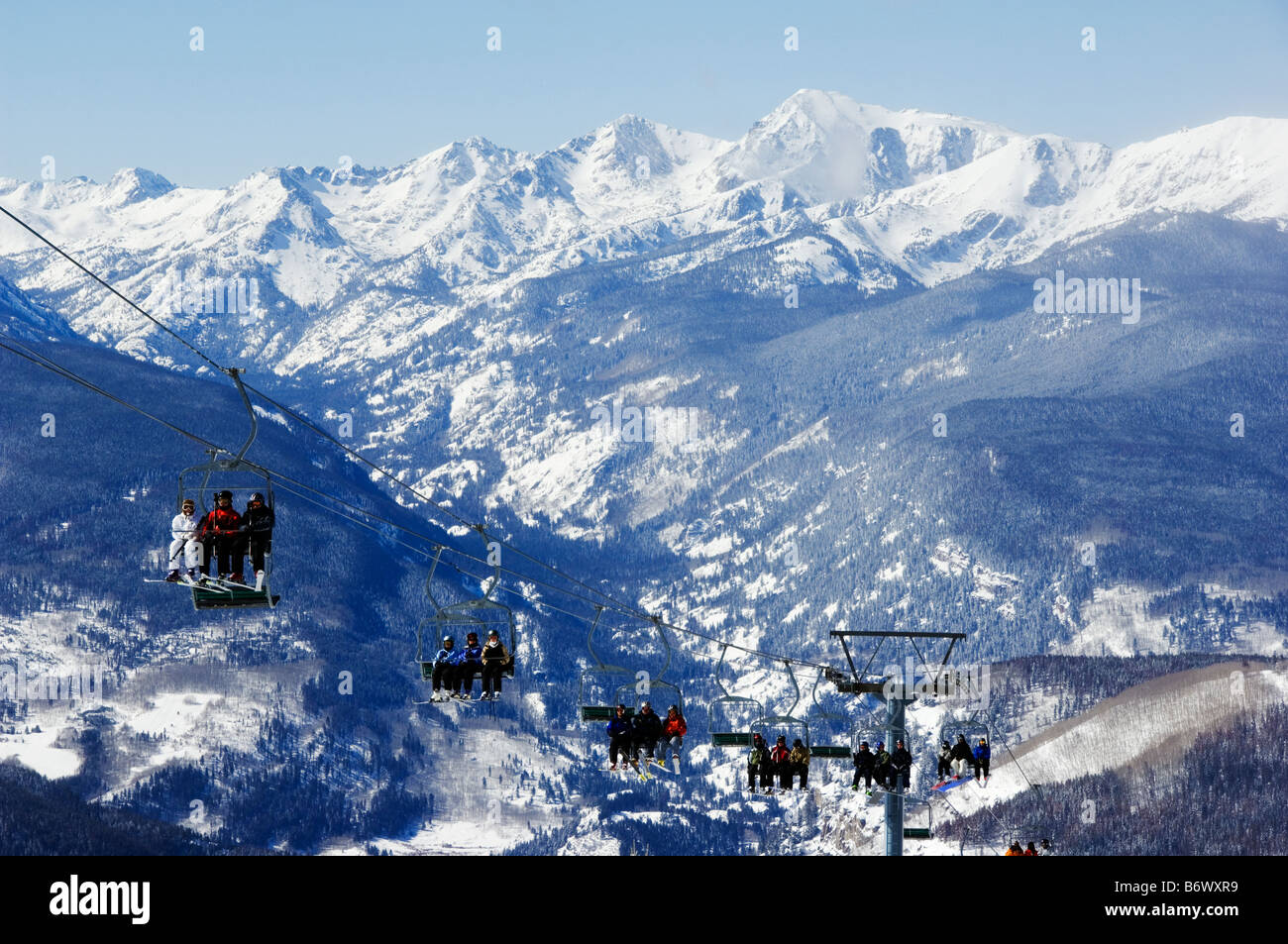 Ee Uu Colorado Vail Ski Resort Los Esquiadores Que Se Transportan En Un Telesilla En Vail Back Bowls Fotografia De Stock Alamy