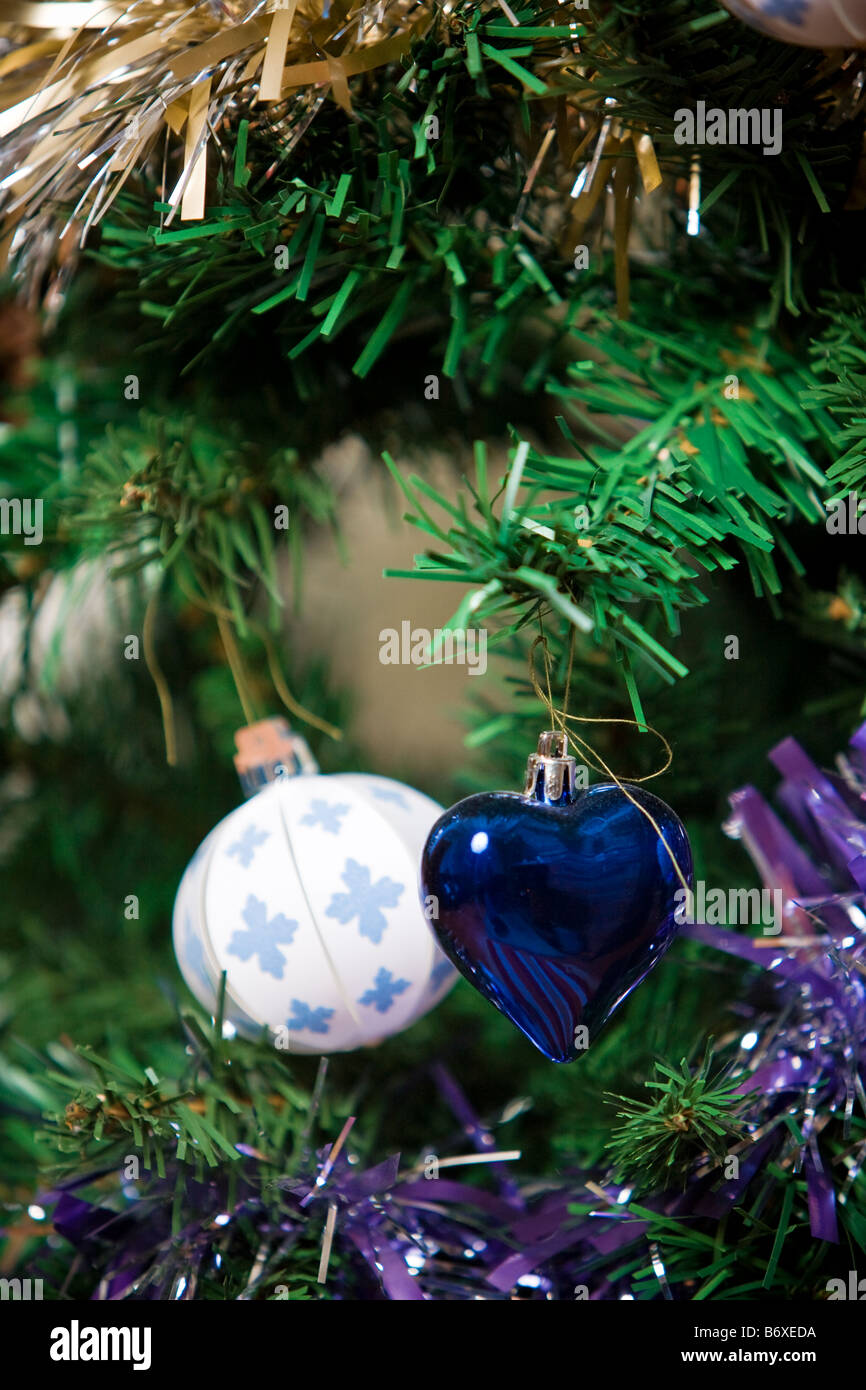 Papel metálico y adornos del árbol de navidad adornos con guirnaldas Foto de stock