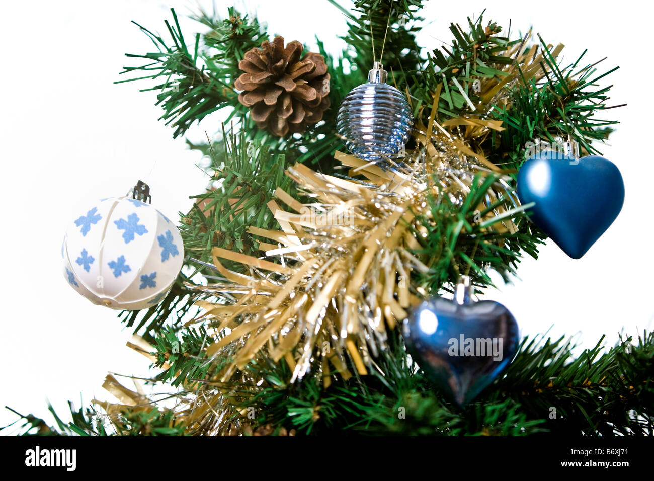 Sospechar víctima eficaz Papel metálico y adornos del árbol de navidad adornos con guirnaldas  Fotografía de stock - Alamy