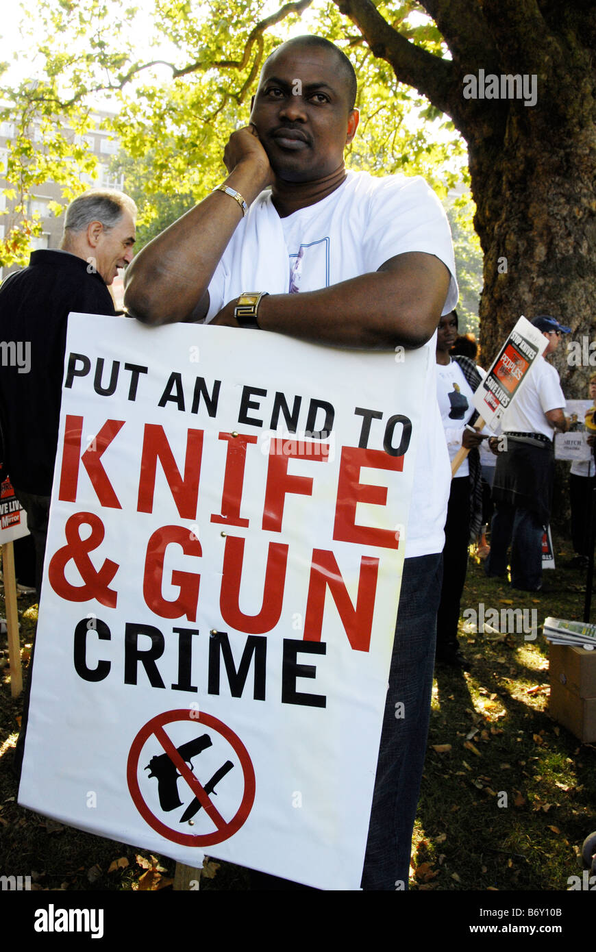 Miles de personas marcharon a través de Londres con sus padres y familias de adolescentes asesinados víctimas de pistola y cuchillo delito 20 de septiembre de 2008. Foto de stock
