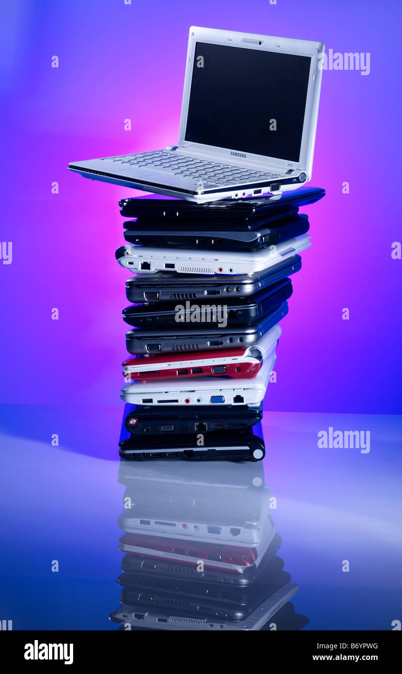 Montón de pequeños ordenadores portátiles Fotografía de stock - Alamy