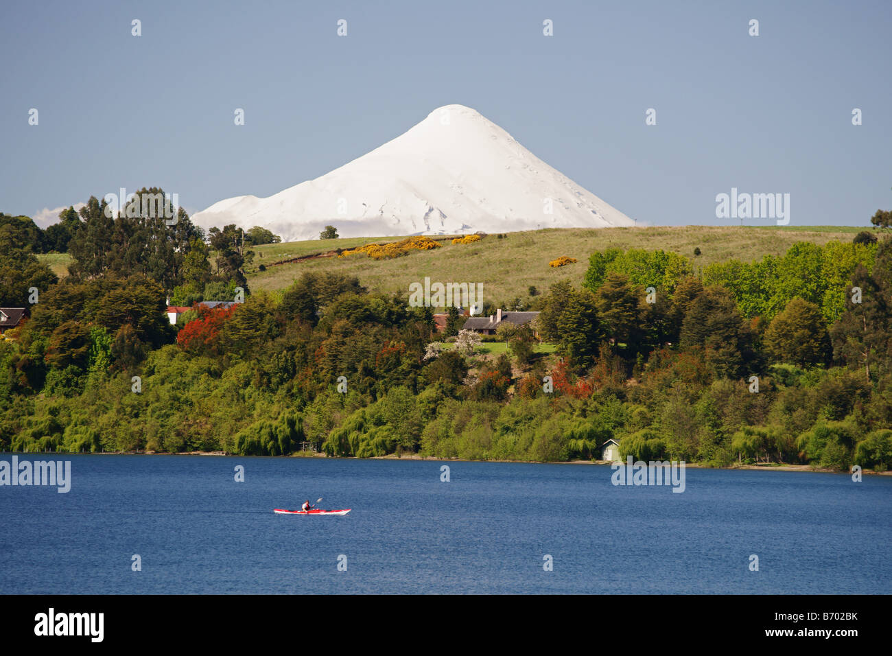 Volcán Osorno desde Puerto Varas con un canoist en primer plano Foto de stock