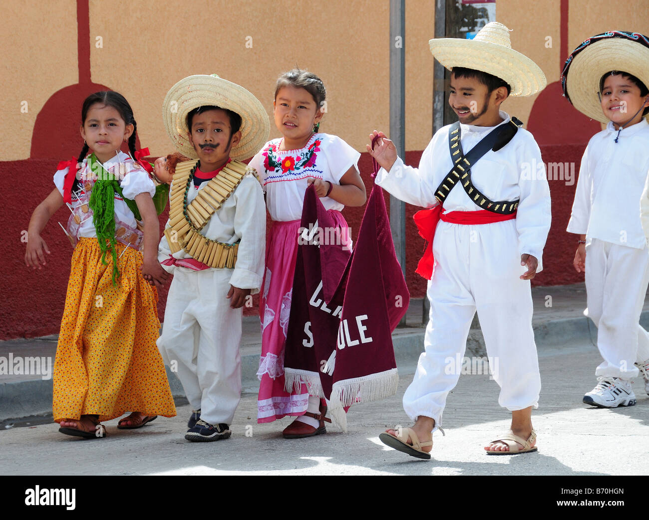 Los niños mexicanos en el traje nacional desfilando en el aniversario de la  Revolución Fotografía de stock - Alamy