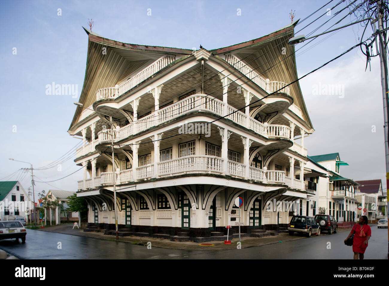 Surinam, Paramaribo, antigua casa de madera en el interior de la ciudad histórica. Foto de stock