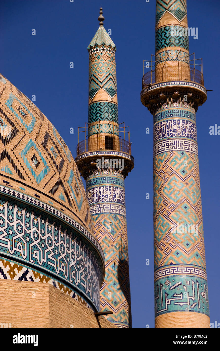 Hermosa mezquita con minaretes de azulejos y el domo Yazd Irán Foto de stock
