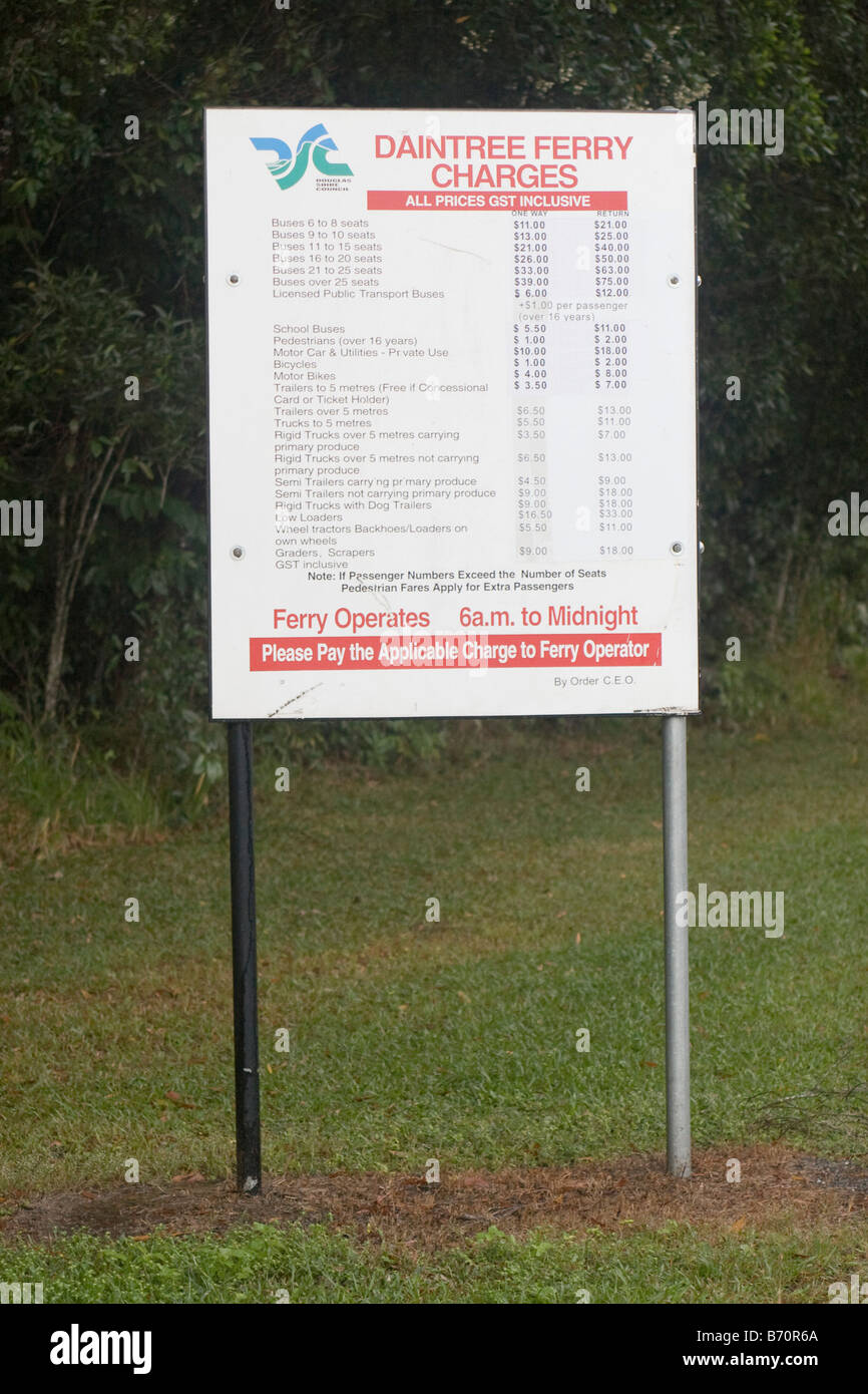 Un cartel muestra los costos para cruzar el río Daintree en trasbordador, Queensland, Australia Foto de stock