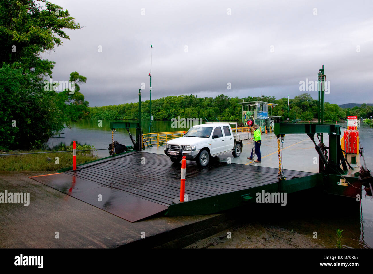 El Río Daintree ferry es el único camino en la lista de Patrimonio Mundial Parque Nacional Daintree, Queensland, Australia Foto de stock