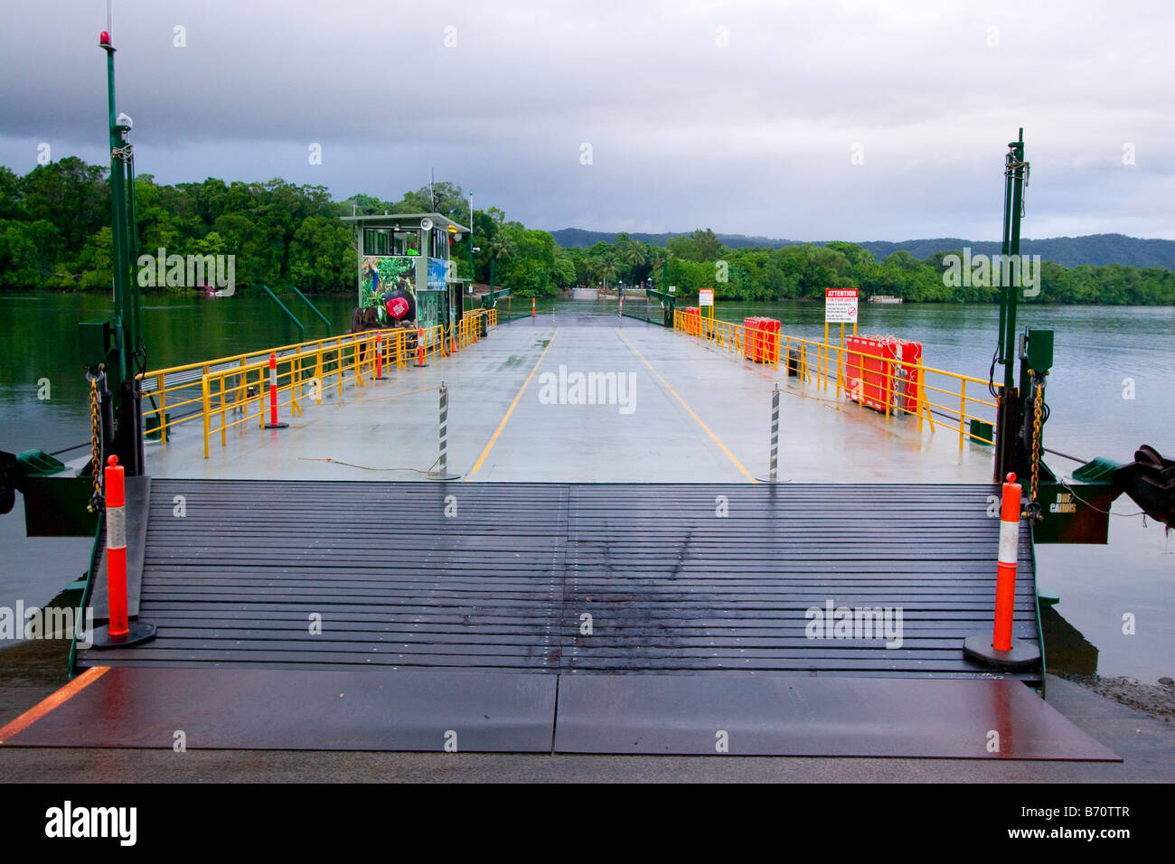 El Río Daintree ferry es el único camino en la lista de Patrimonio Mundial Parque Nacional Daintree, Queensland, Australia Foto de stock