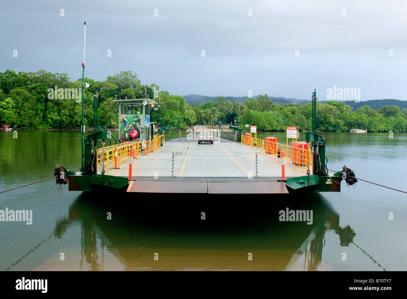 El Río Daintree ferry es el único camino en la lista de Patrimonio Mundial Parque Nacional Daintree, Queensland, Australia Foto de stock