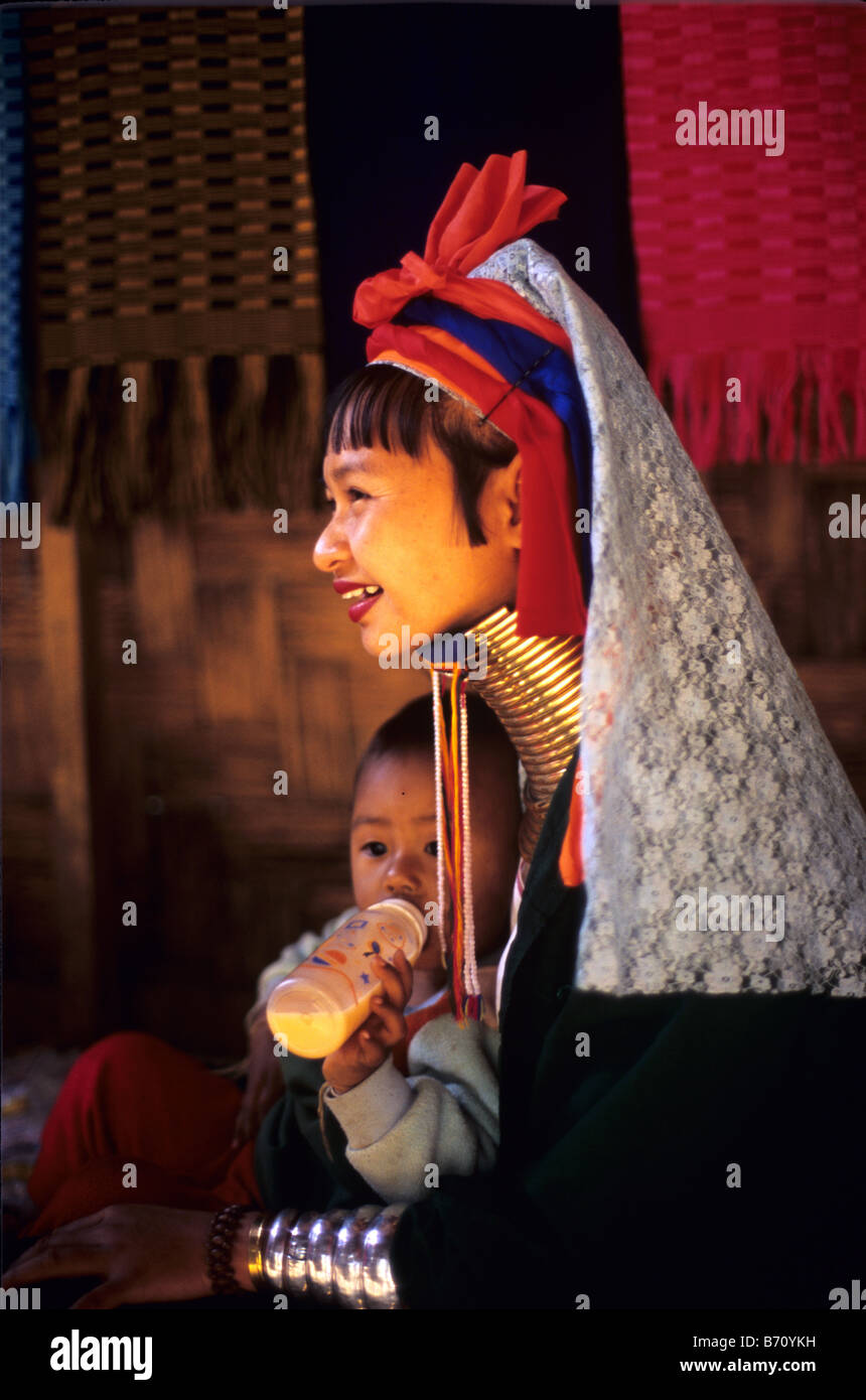 Longneck, cuello largo o jirafa cuello Paduang de Birmania o Karen mujer y niño, viviendo en el campamento de refugiados de Mae Hong Son, Tailandia Foto de stock