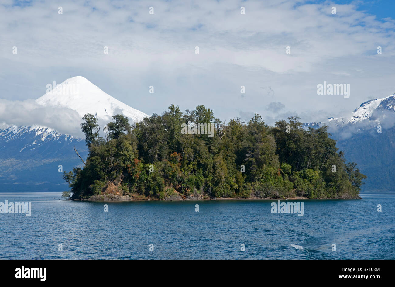 Volcán Osorno desde el Lago Petrohue Foto de stock