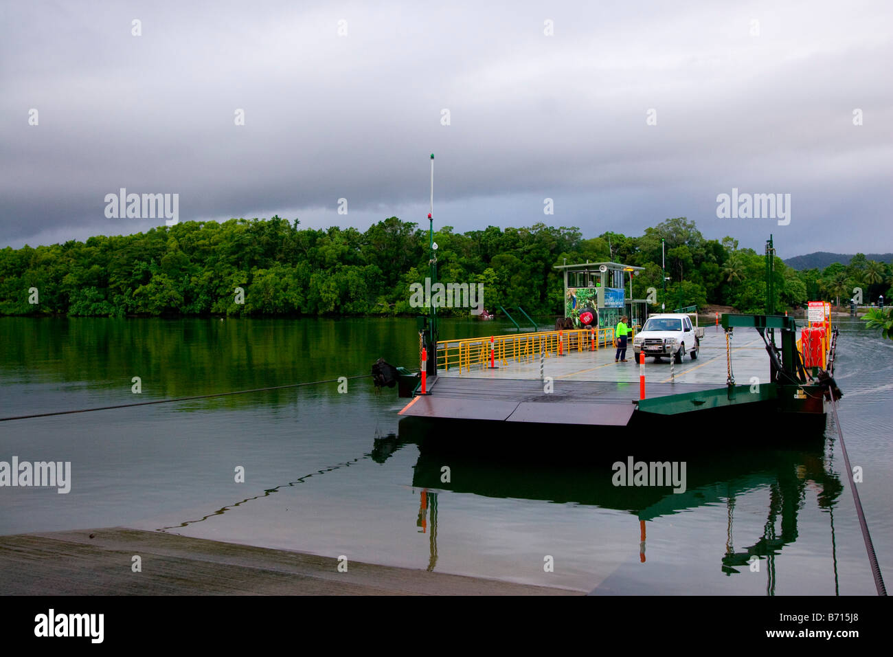 El Río Daintree ferry es el único camino en la lista de Patrimonio Mundial Parque Nacional Daintree, Queensland, Australia Foto de stock