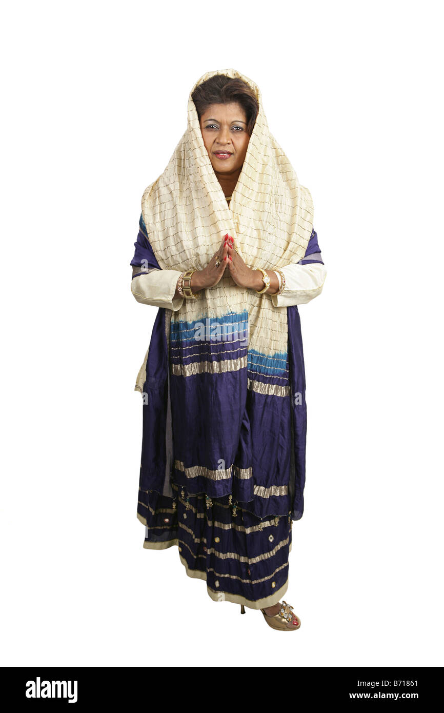 Una hermosa mujer India vestida con ropa tradicional de cuerpo completo  aislado en blanco Fotografía de stock - Alamy