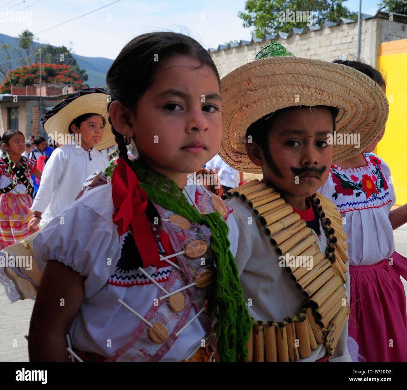 and girl mexican dress fotografías e imágenes de resolución Alamy