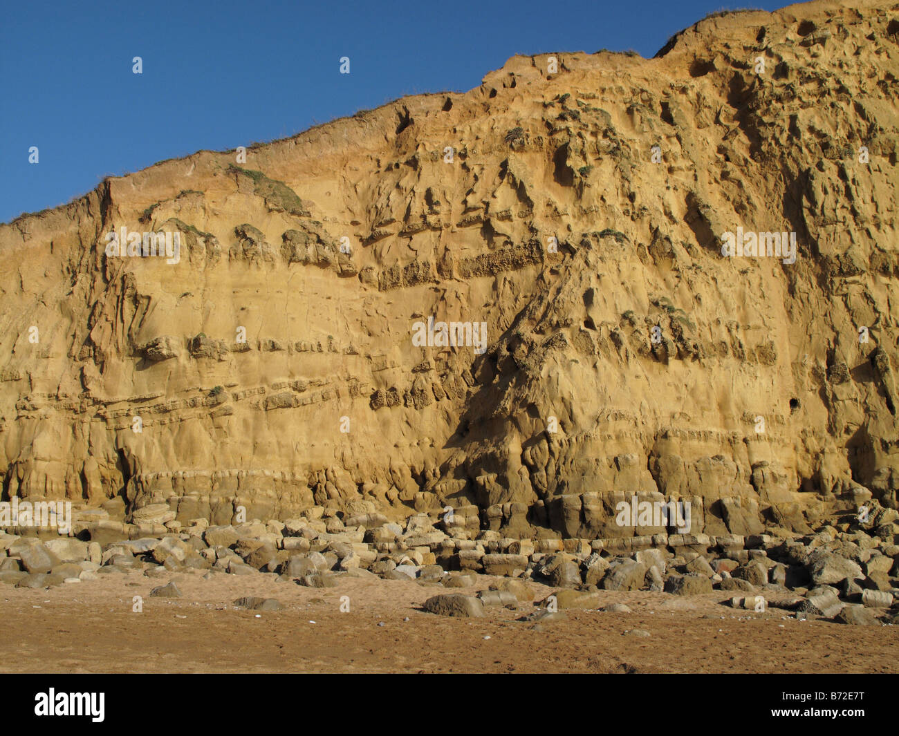 La playa de East Cliff y arenisca en West Bay, cerca de Bridport en la Costa Jurásica de Dorset Foto de stock