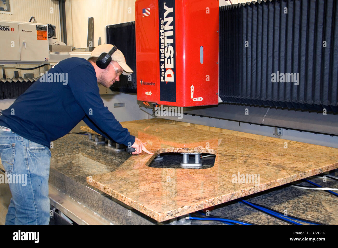 Trabajador de corte personalizado una encimera de granito en la colina de granito de agitador de la empresa ubicada en la ciudad de Enfield New Hampshire, EE.UU. Foto de stock