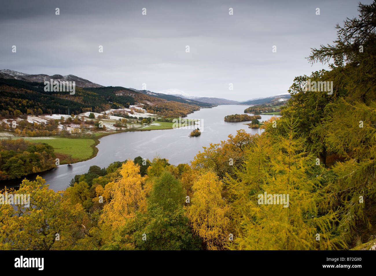 Vista de Queens en otoño buscando Loch Tummel cerca Allean en el Parque Forestal de Tay Pitlochry Escocia Foto de stock