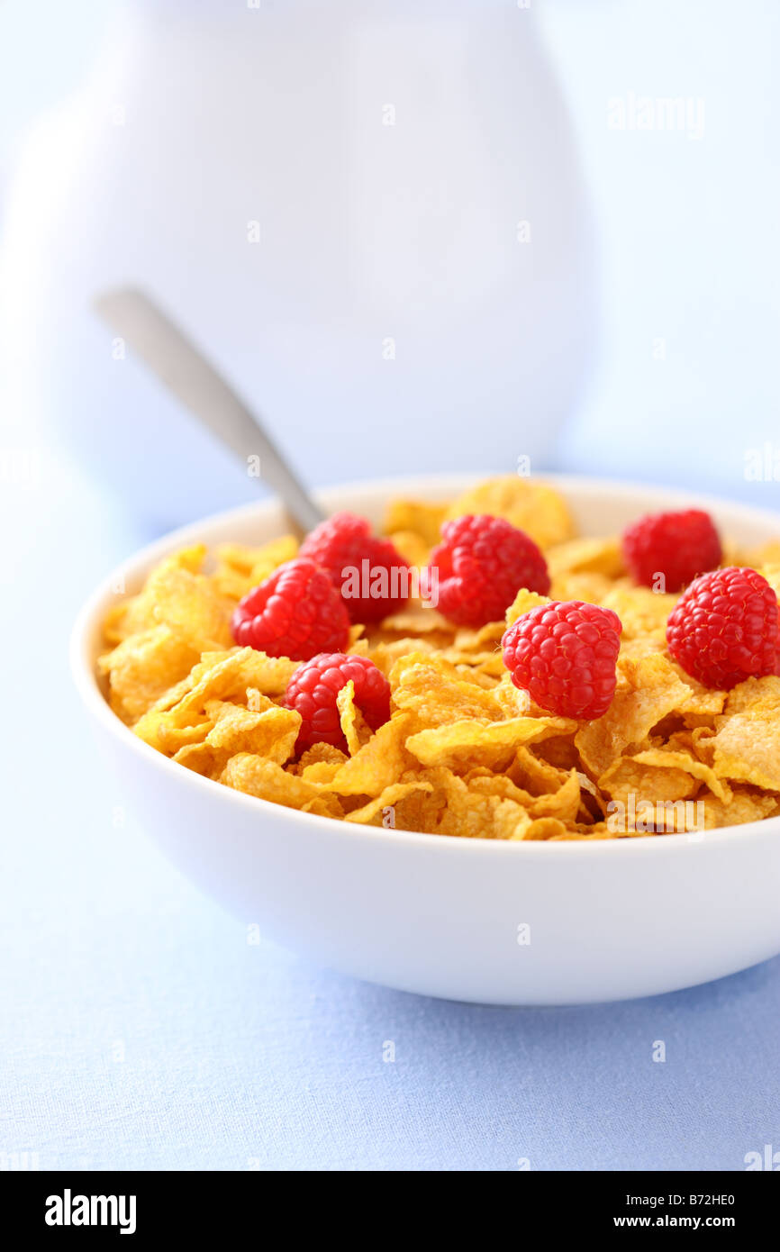 Tazón de copos de maíz con bayas para desayuno Foto de stock