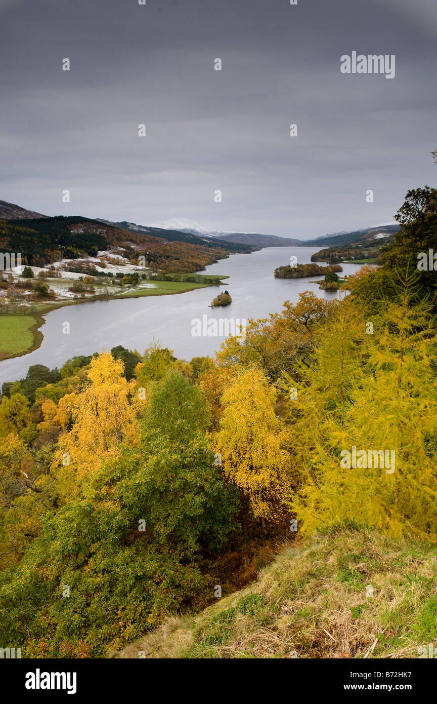 Vista de Queens en otoño buscando Loch Tummel cerca Allean en el Parque Forestal de Tay Pitlochry Escocia Foto de stock