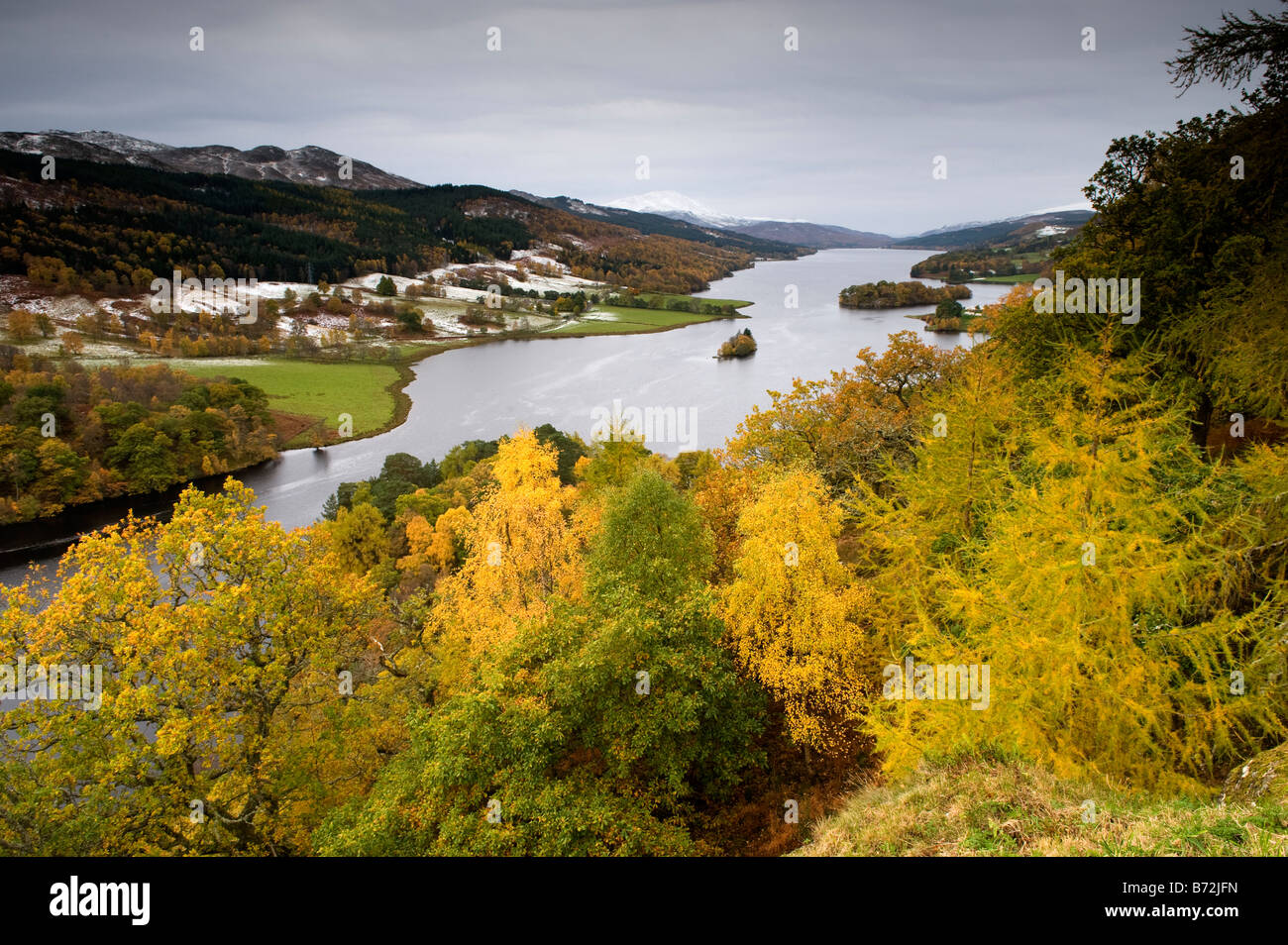 Vista de Queens en otoño buscando Loch Tummel cerca Allean en el Parque Forestal de Tay Pitlochry Escocia Foto de stock