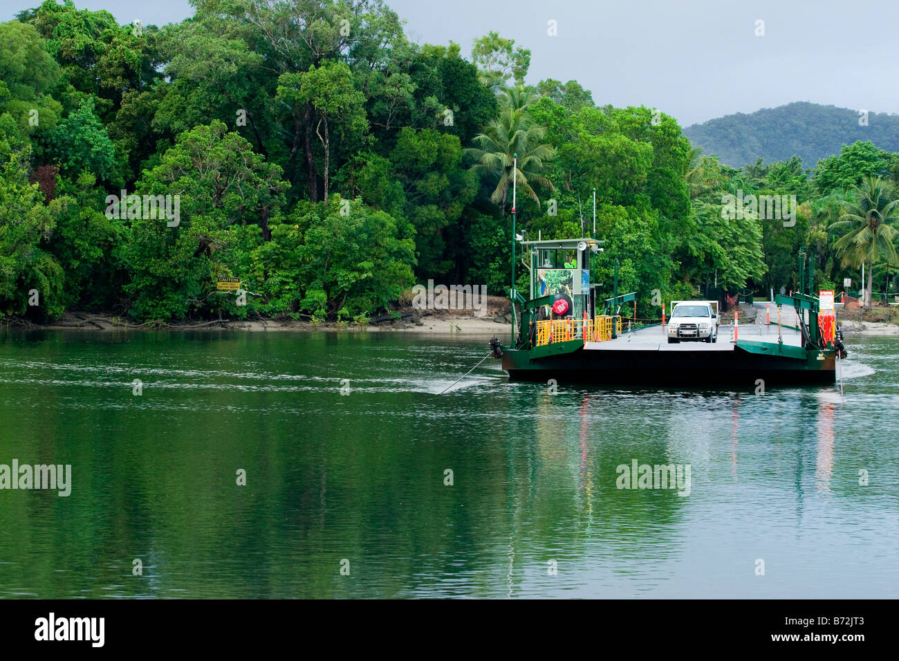 El Río Daintree ferry es el único camino en la lista de Patrimonio Mundial Parque Nacional Daintree, Queensland, Australia Foto de stock