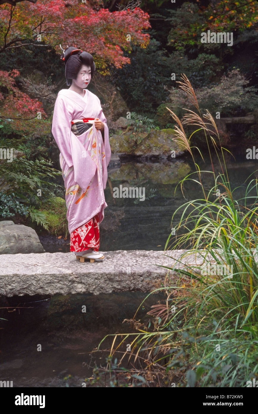 Geisha (geiko) en el jardín, Kyoto, Japón Foto de stock