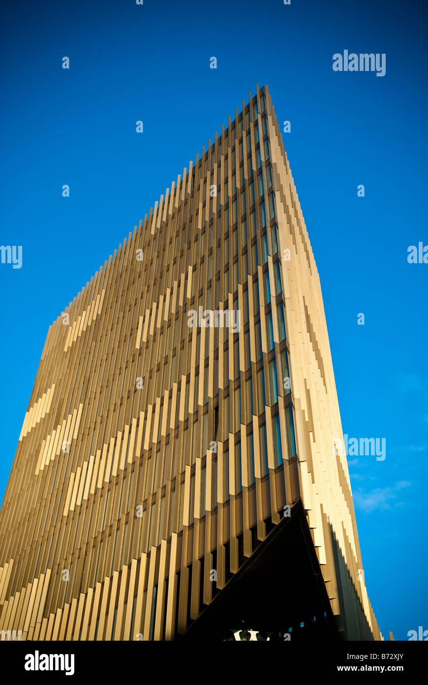 Edificio moderno con una fachada de un centro comercial con un fondo de