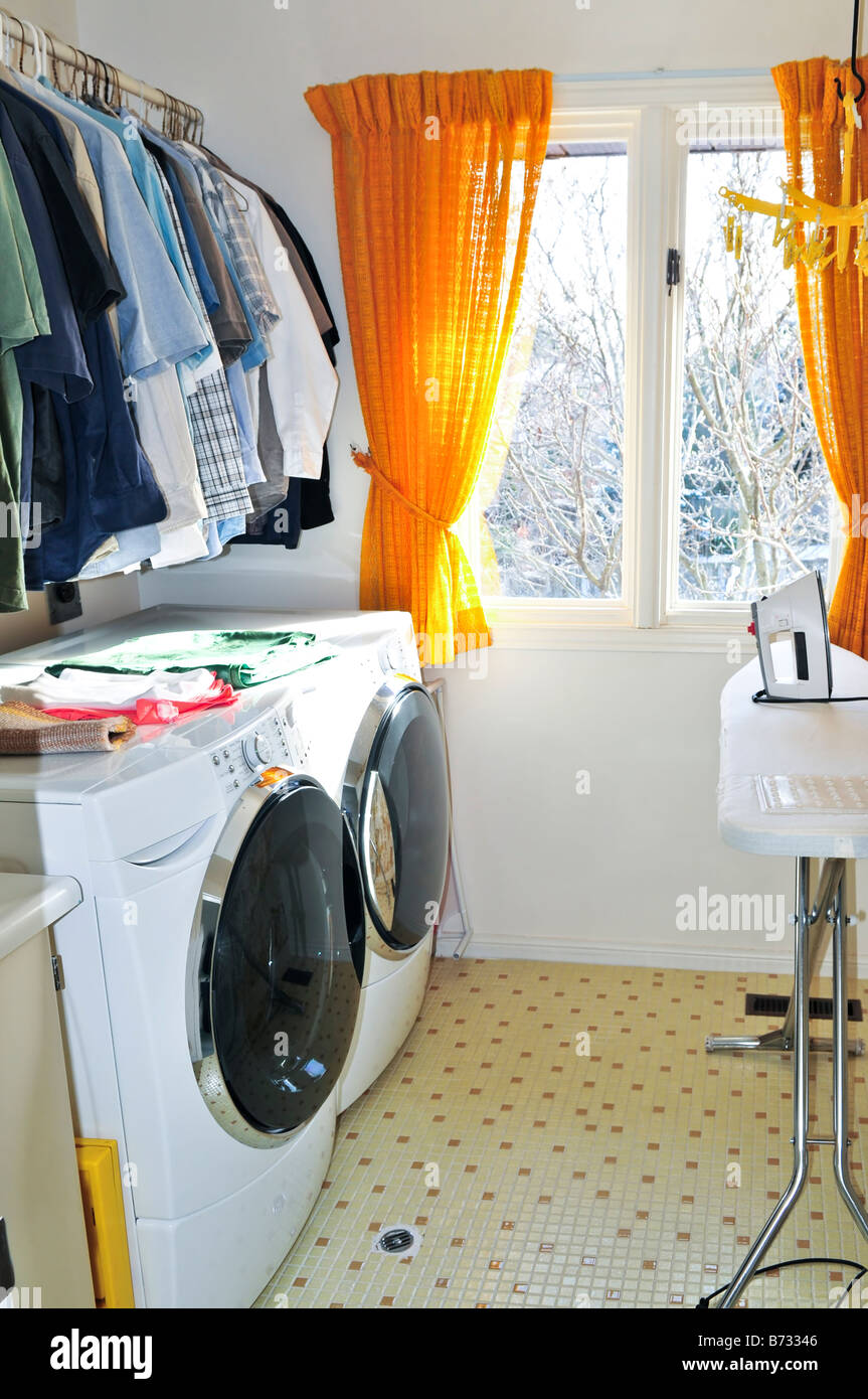 Moderna sala de lavandería con lavadora y secadora Fotografía de stock -  Alamy