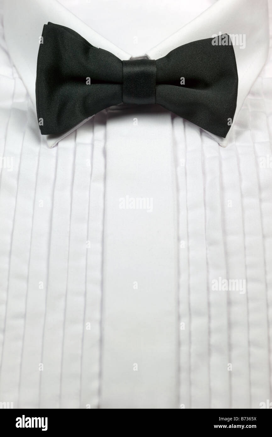 Corbata de seda negro y blanco camisa de vestir de algodón Foto de stock