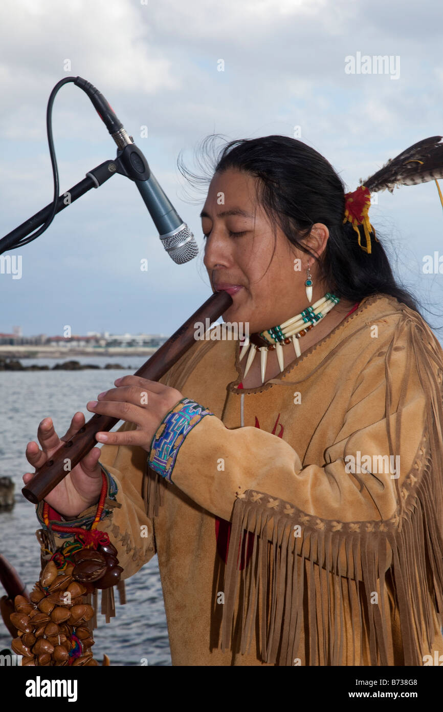 Aztecas, Peruana o músicos callejeros en traje nacional tocando la flauta  panpipes sudamericanos Instrumentos musicales de viento; Alma Músico, en  Paphos, Chipre Fotografía de stock - Alamy