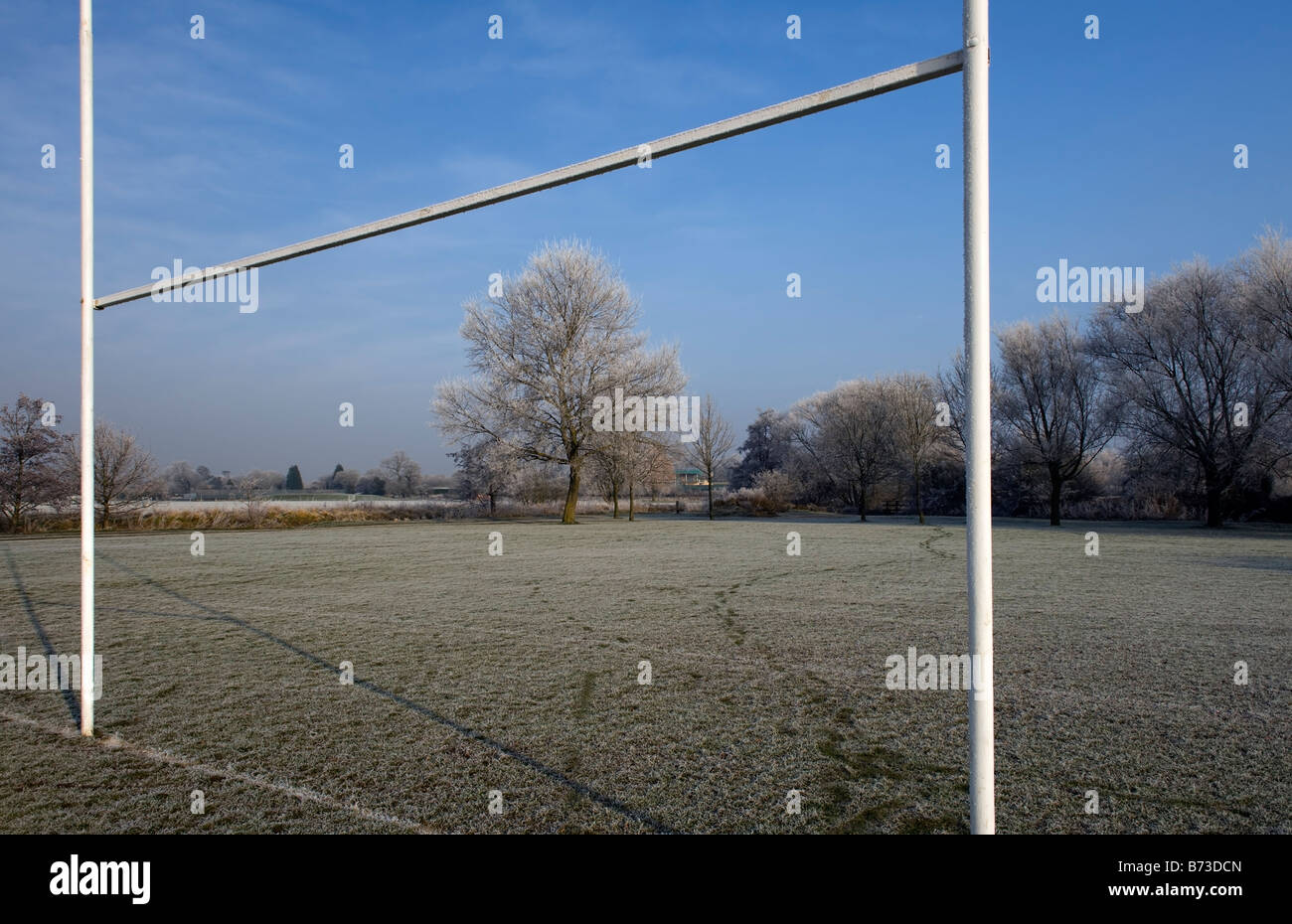 Temprano en la mañana helada cubierta de campo de rugby en Tonbridge, Kent, UK Foto de stock