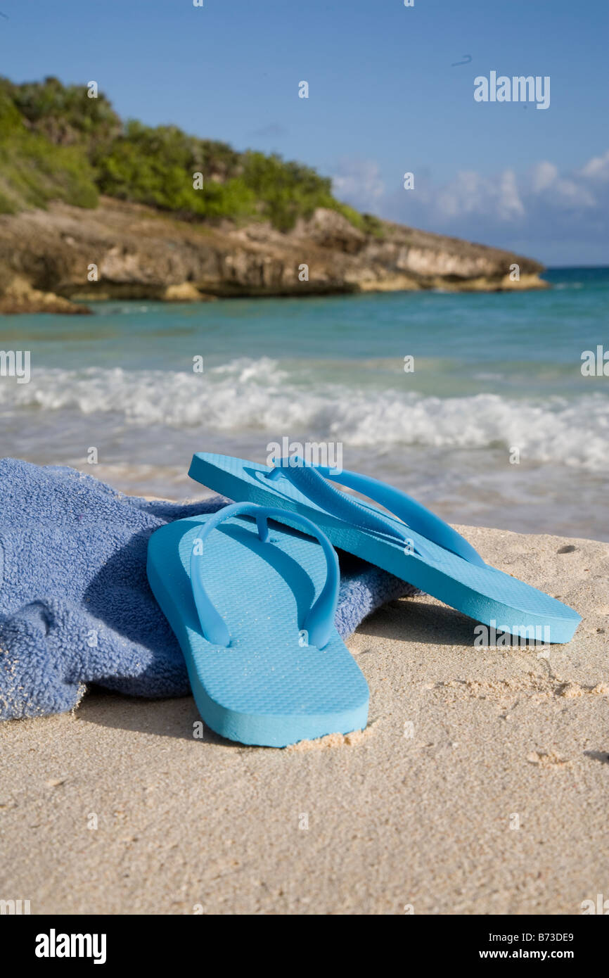 Azul chanclas y toalla de playa en Vieques, Puerto Rico Fotografía de stock  - Alamy
