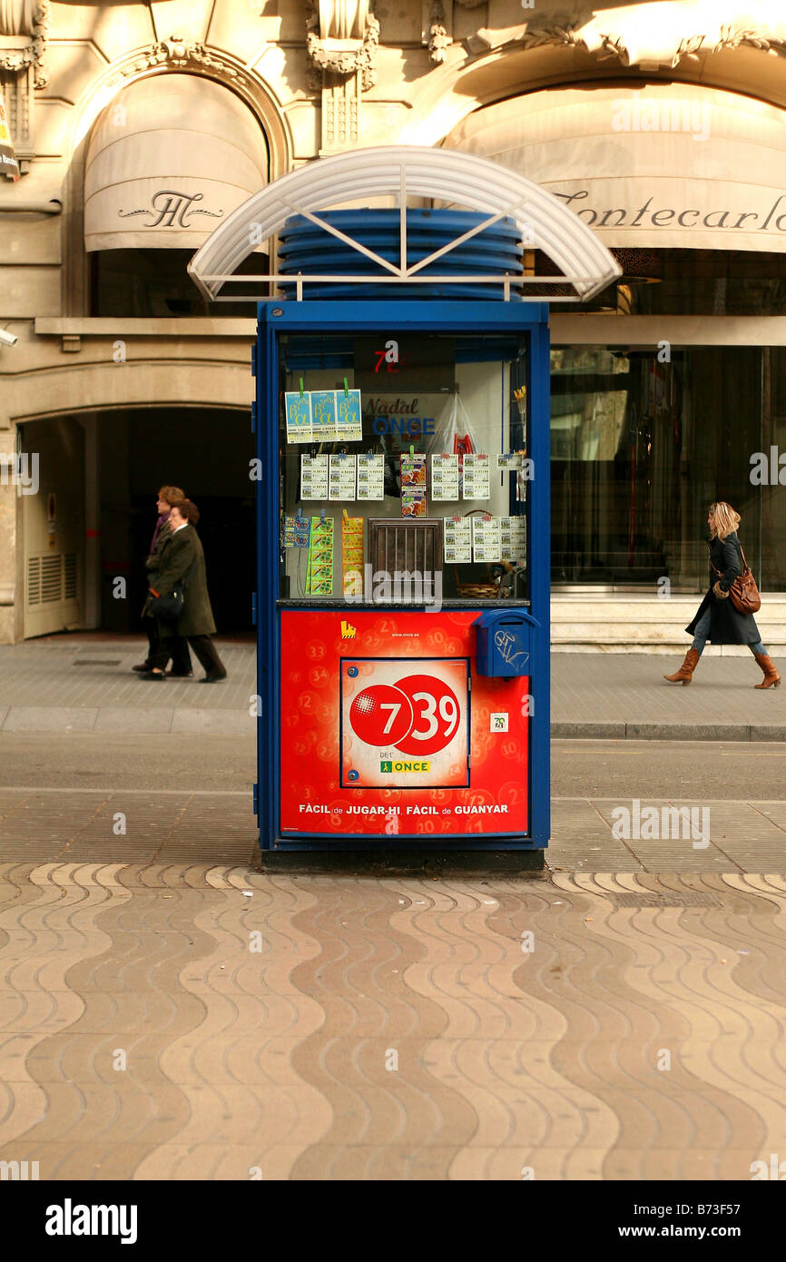 Organización española 'una vez' quiosco de lotería donde se venden billetes de lotería (la rambla, Barcelona, España) Foto de stock