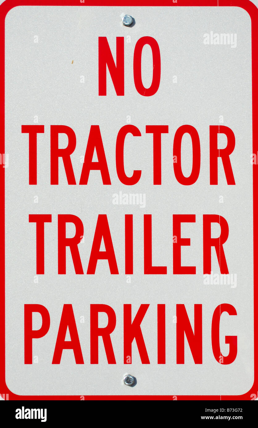 No hay signo de estacionamiento del remolque del tractor (señalización) Foto de stock