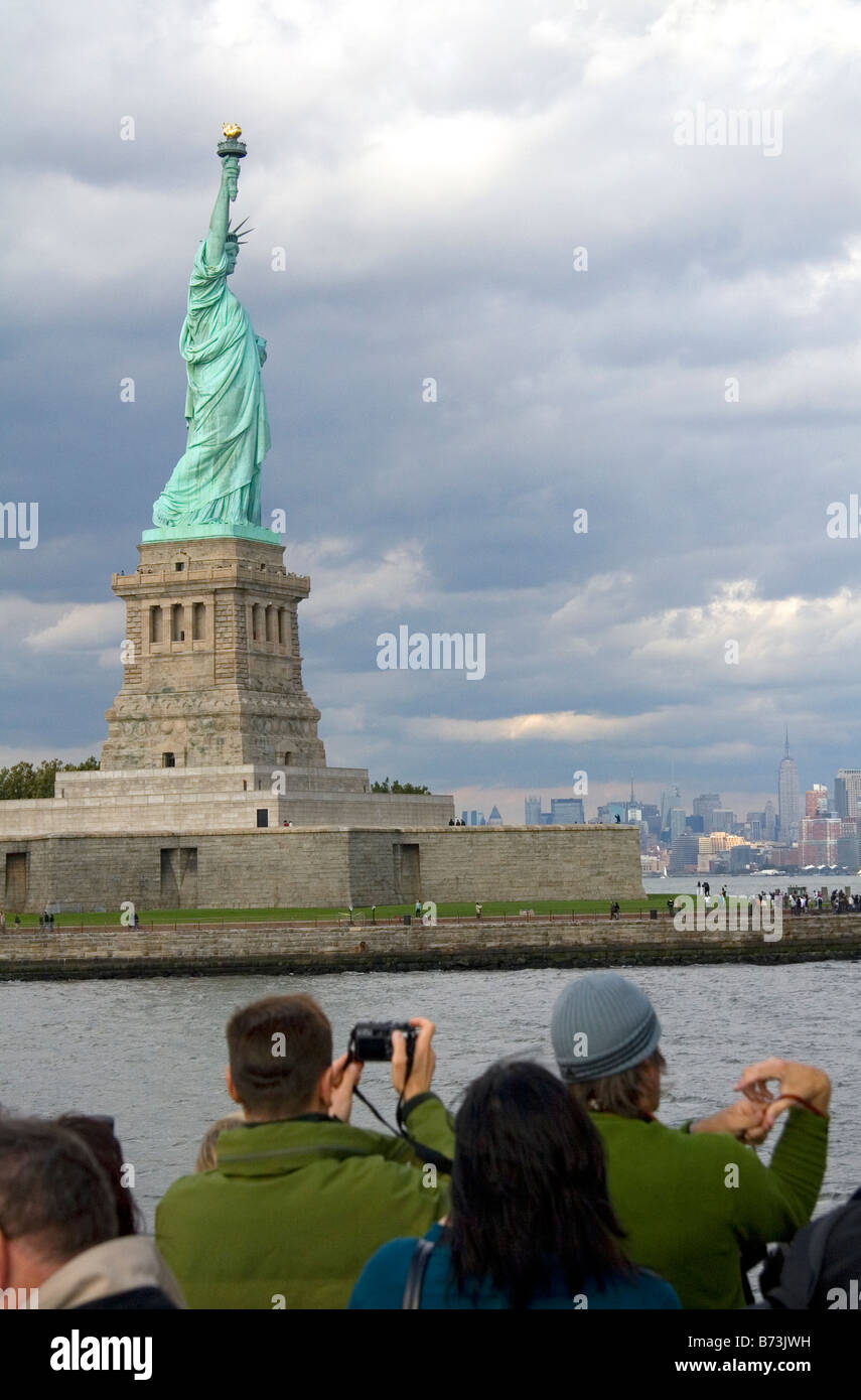 Los turistas ver la Estatua de la libertad desde el Puerto de Nueva York, en Nueva York, EE.UU. Foto de stock