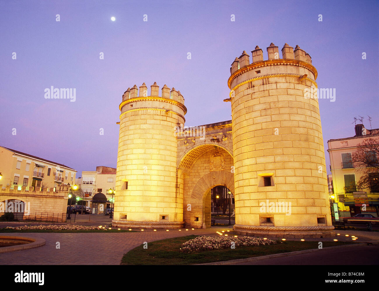 Puerta de Palmas. La vista de noche. Badajoz. Extremadura. España  Fotografía de stock - Alamy