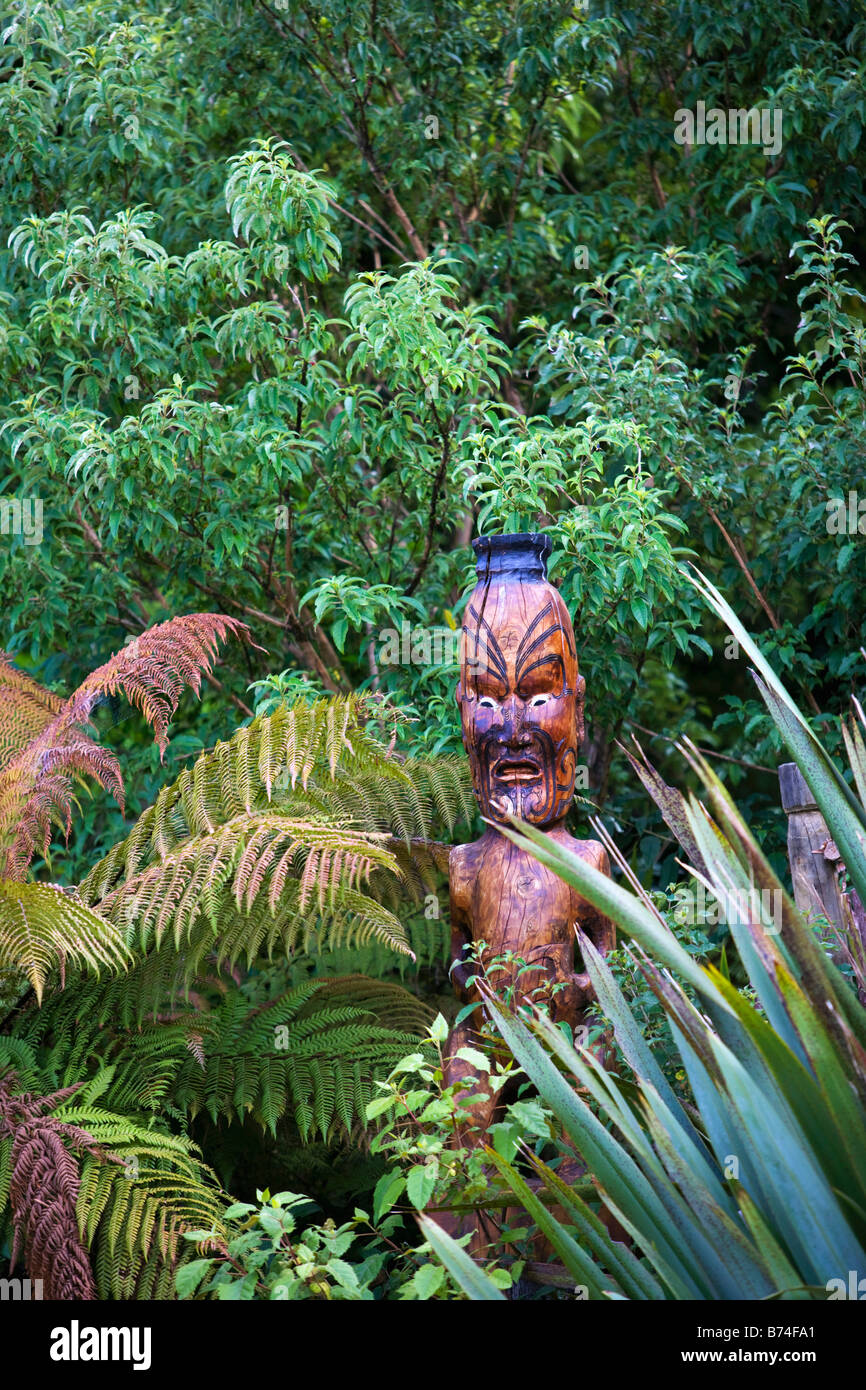 Nueva Zelanda, Isla del Norte, Rotorua, maoríes estatua. Foto de stock