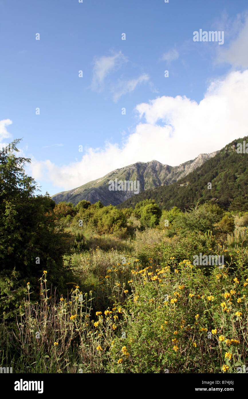 Paisajes de montañas escarpadas de Albania Foto de stock