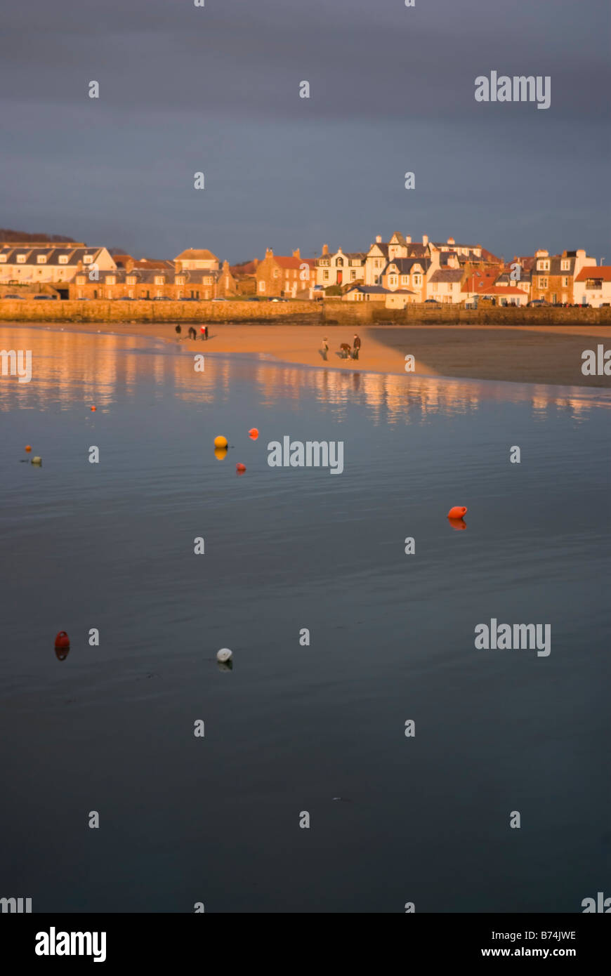 Cálido atardecer en Paseo de Elie East Neuk Fife Escocia Foto de stock