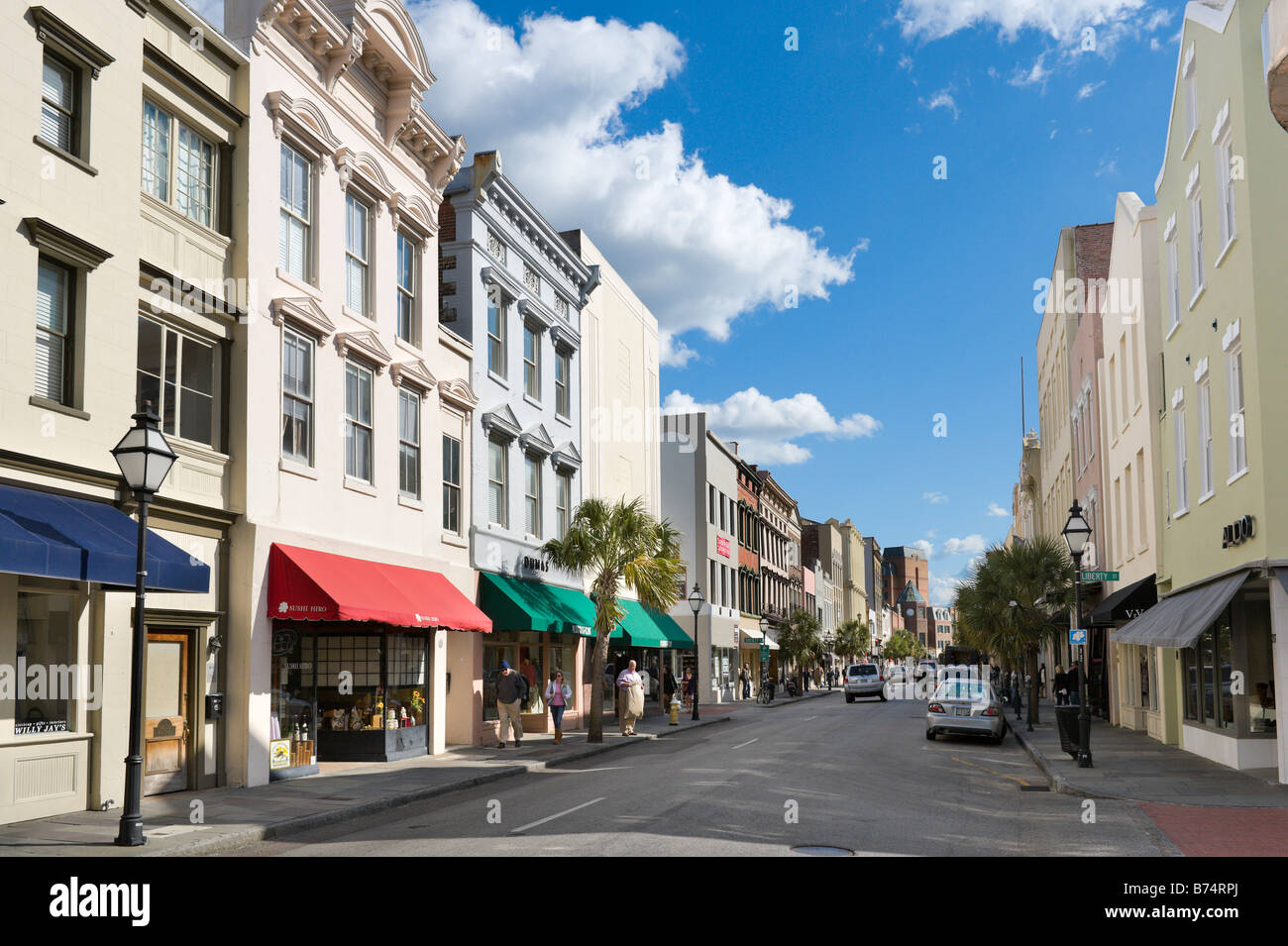 Tiendas de King Street en el distrito histórico de Charleston, Carolina del Sur, EE.UU. Foto de stock