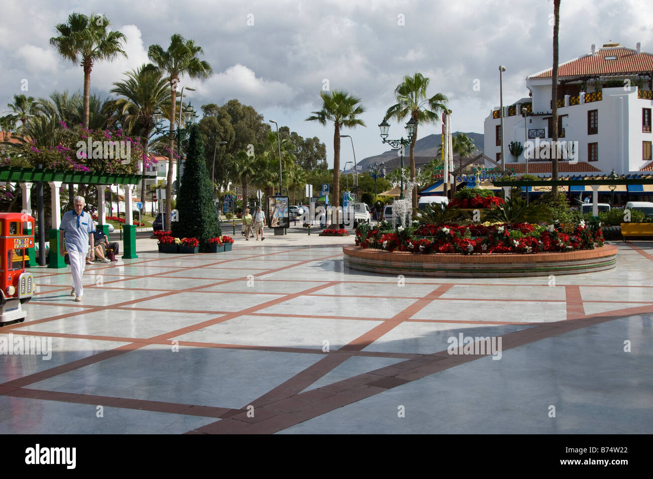 Una escena callejera en el tiempo de Navidad en el popular complejo  turístico de Playa de las Americas, Tenerife, España Fotografía de stock -  Alamy