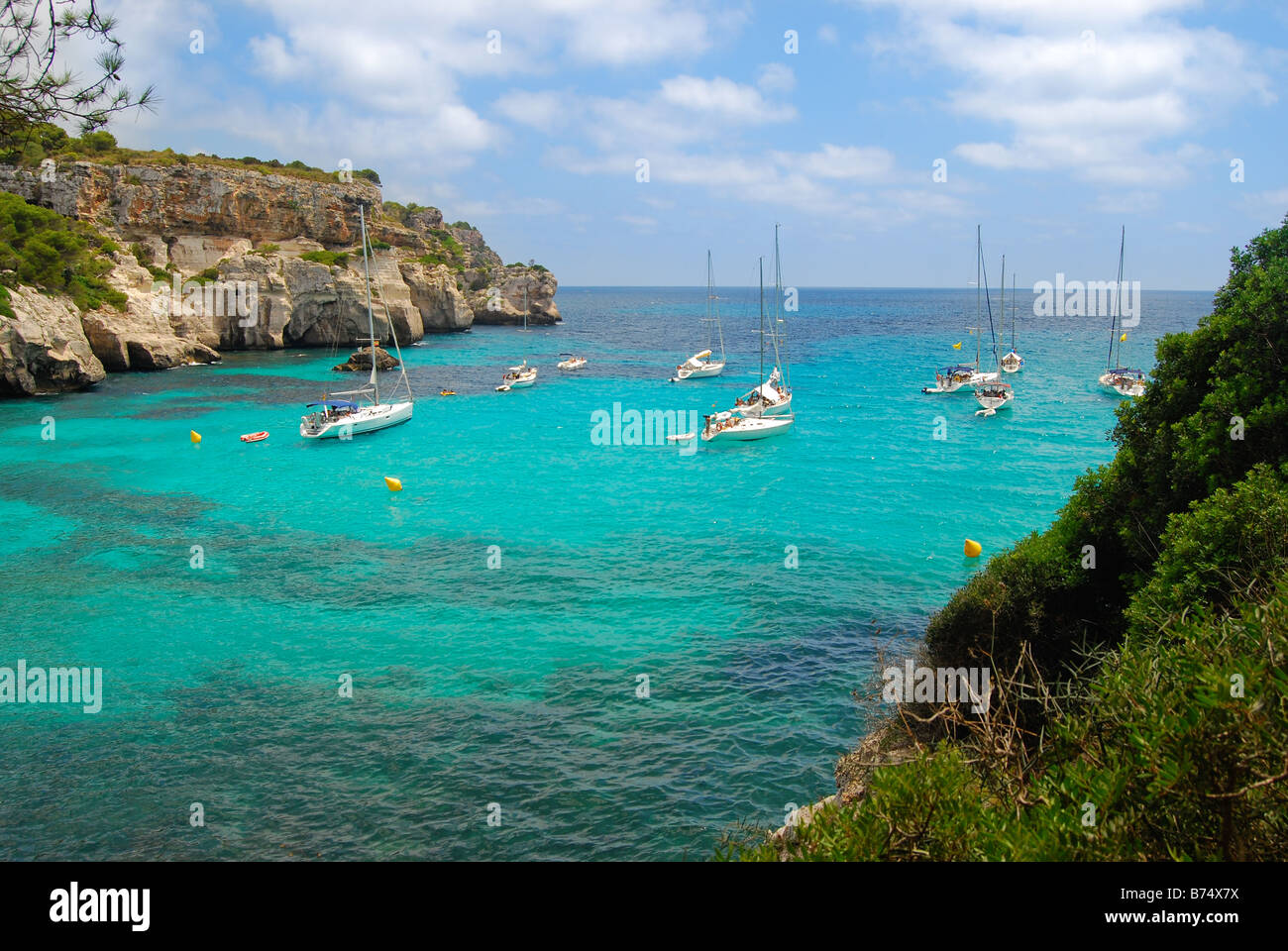 Barcos, Cala Macarella, Menorca Foto de stock