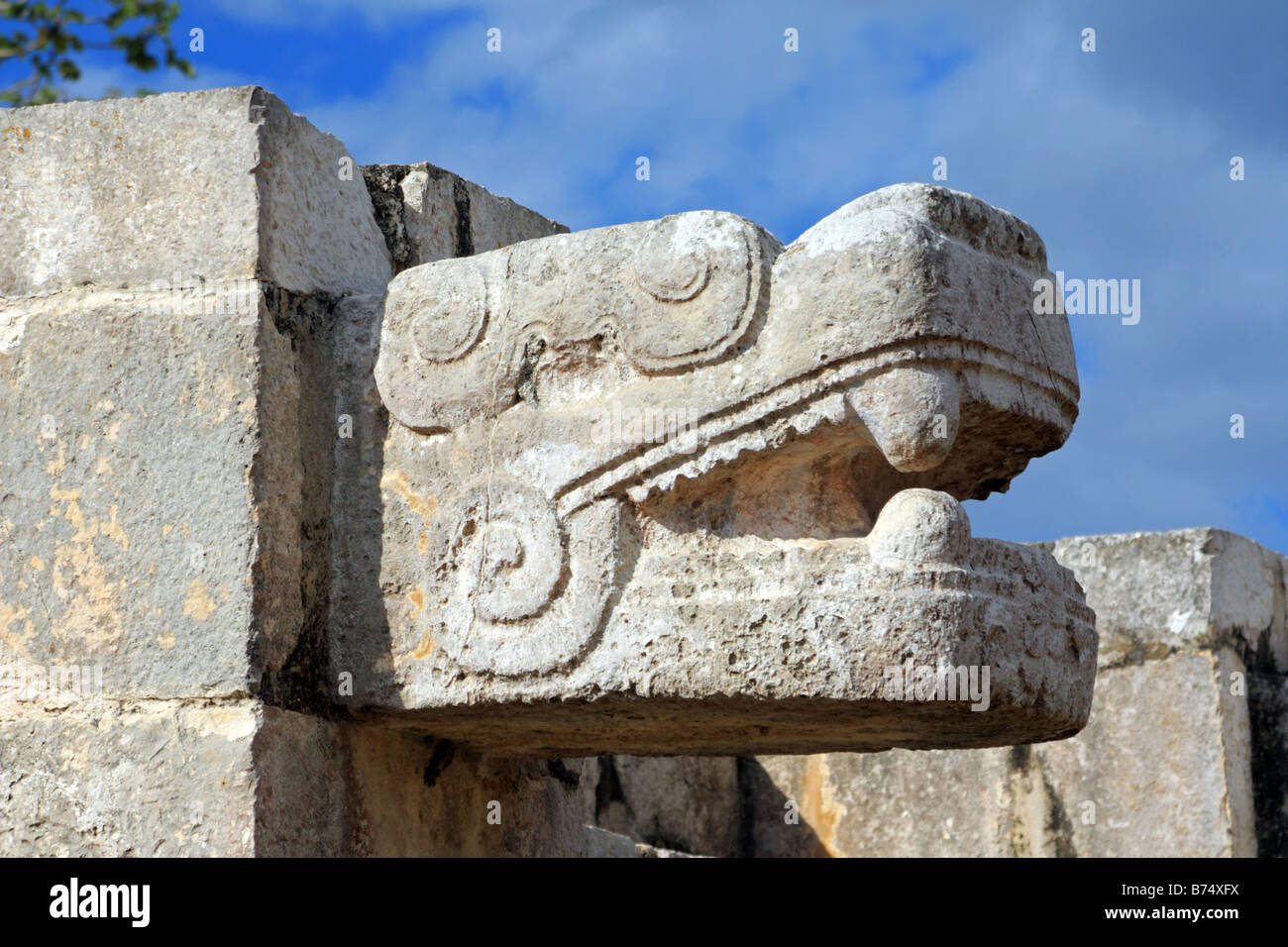Detalles de la cabeza de serpiente de piedra tallada de la Plataforma de Venus en Chichen Itza Yucanta México Foto de stock