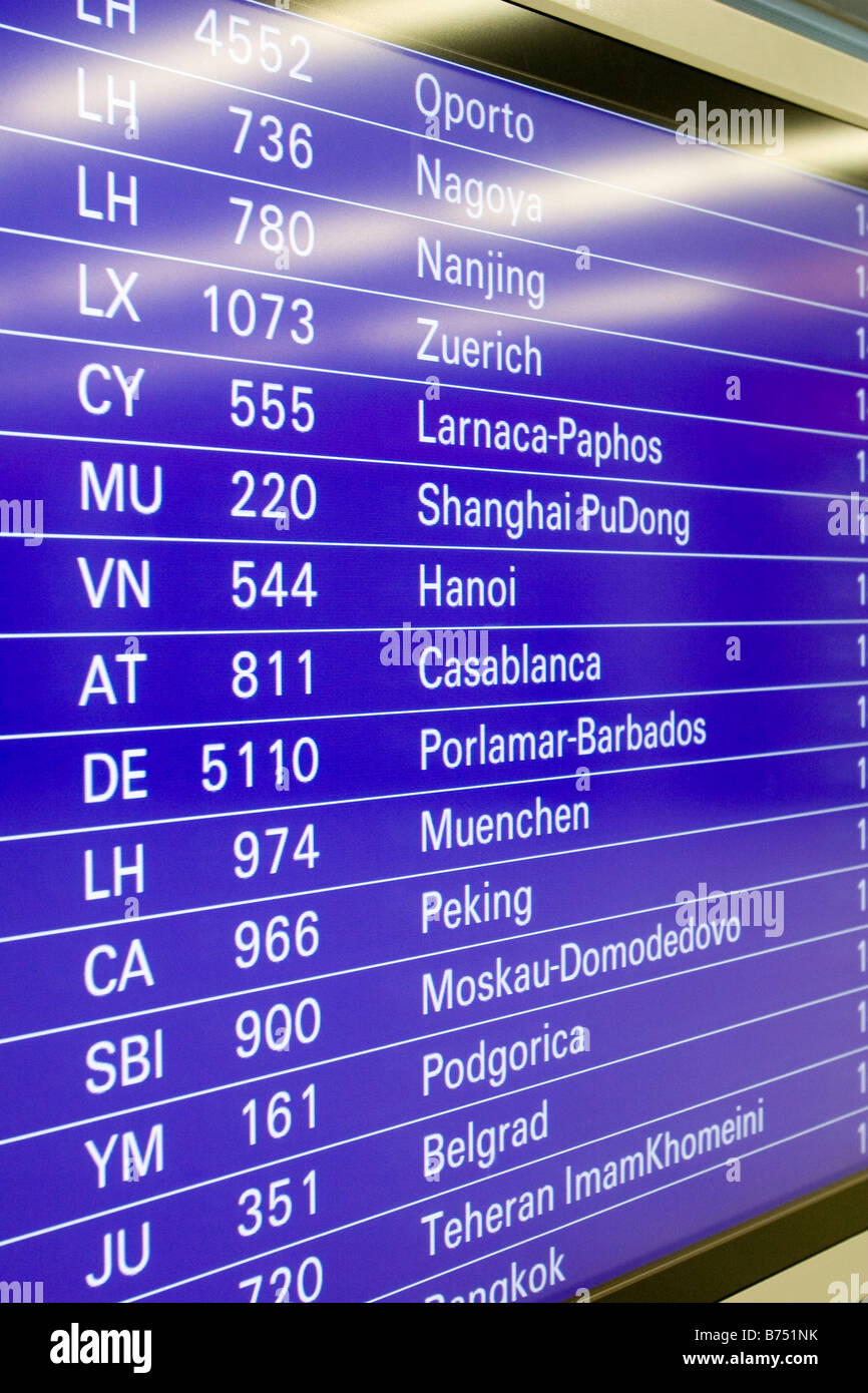 Aeropuerto de salida del vuelo mostrando la pantalla de programación de vuelos internacionales del aeropuerto de Frankfurt Alemania Foto de stock