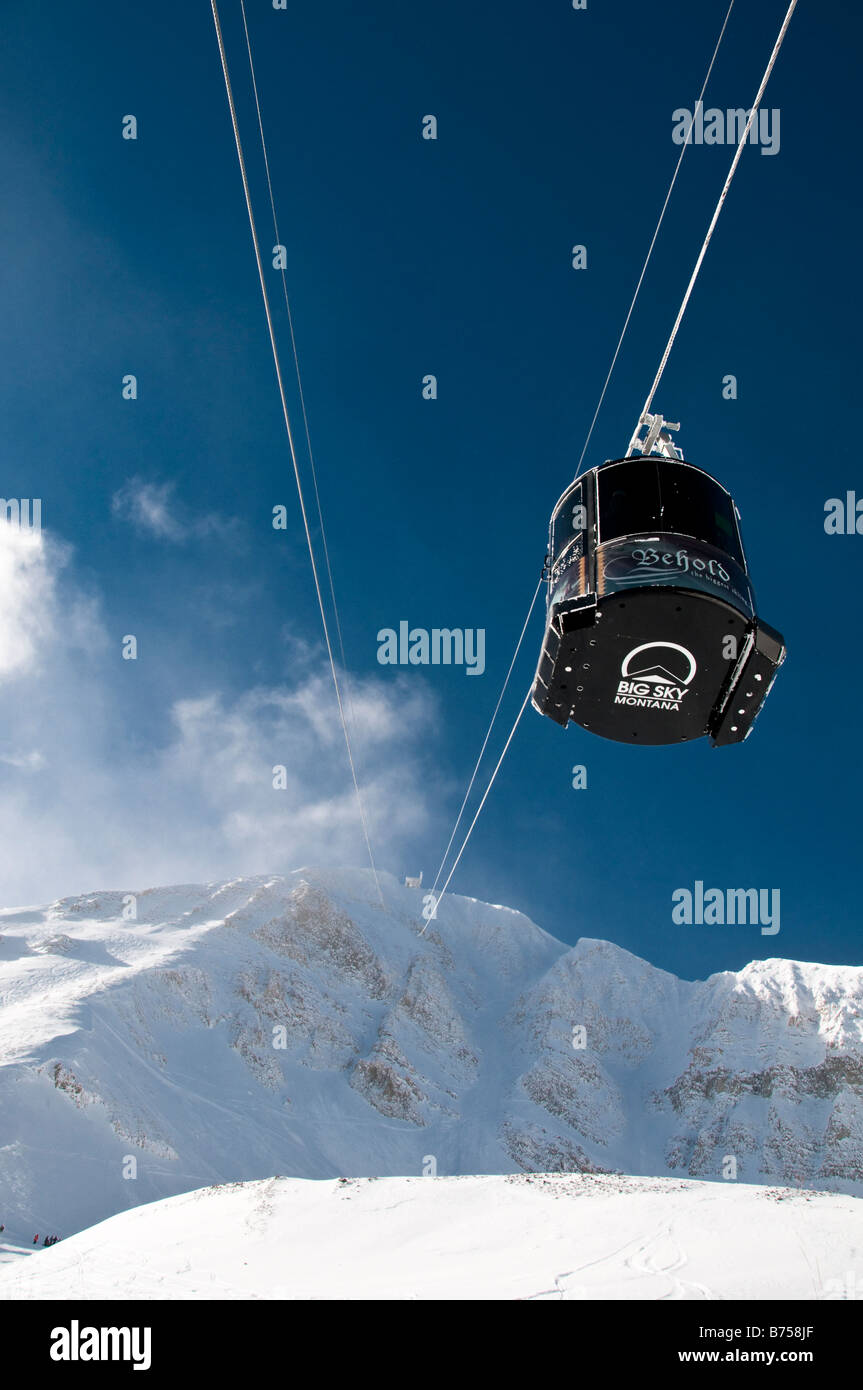 Coche de tranvía subiendo por la montaña, Lone Peak Tram, el Big Sky Resort, Big Sky, Montana. Foto de stock