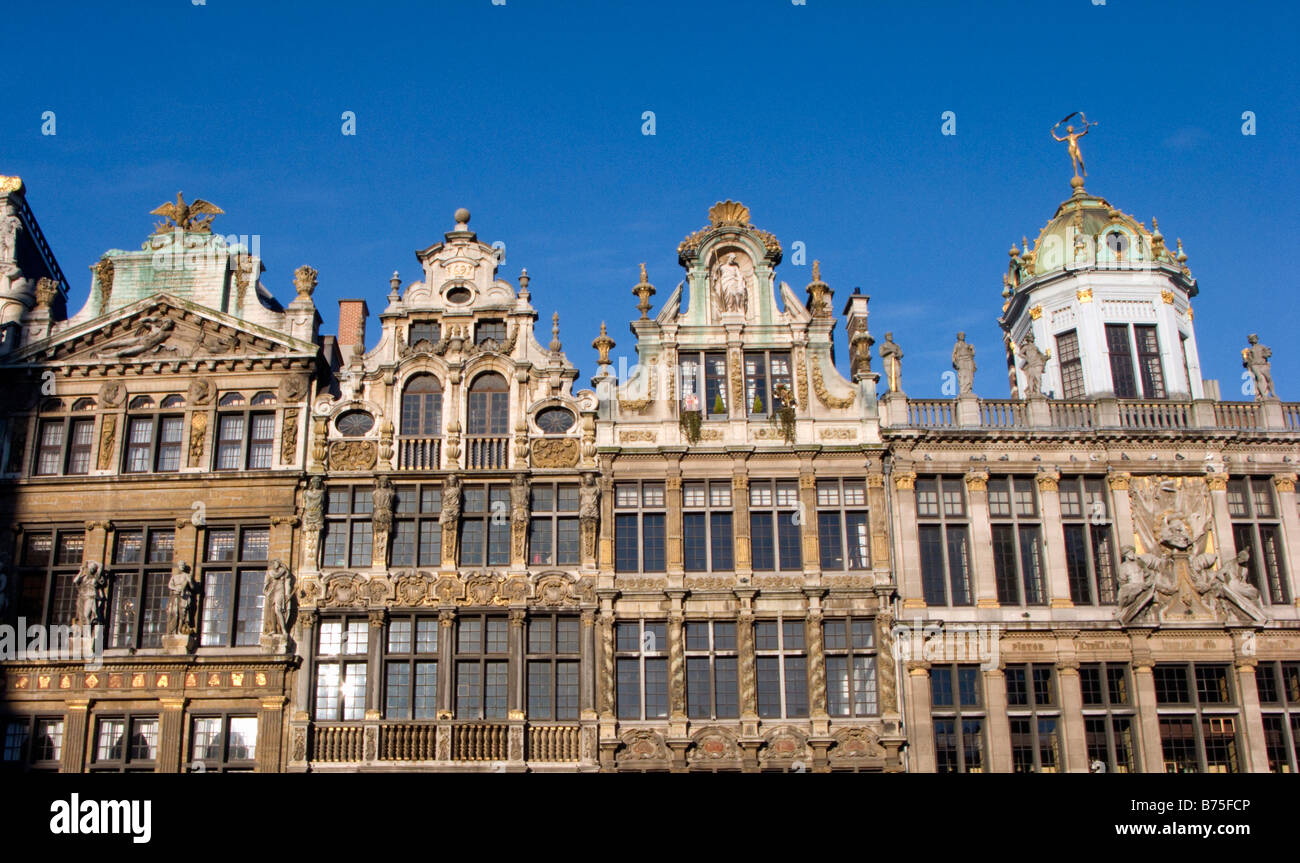 Fachadas de edificios históricos en la famosa Grand Place, Bruselas Bélgica 2009 Foto de stock