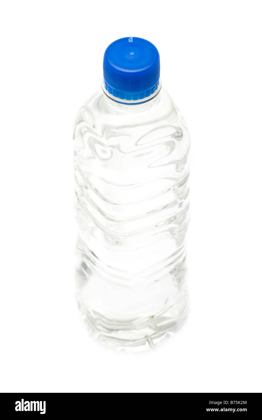 Botella de plástico de 500 ml de agua potable Fotografía de stock - Alamy